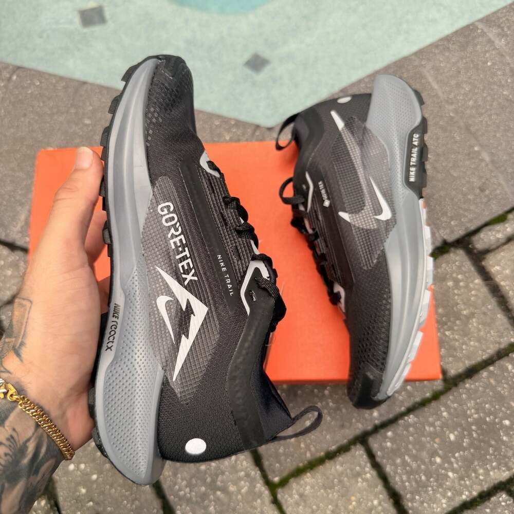 NIKE WOMEN’S PEGASUS TRAIL 5 GORE-TEX BLACK WOLF GREY SIZE 6 FQ0912 001 - Picture 4 of 6
